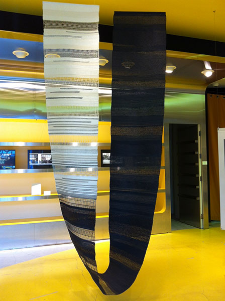 デザイナーさんが細い和紙糸を使って丹精込めて織り上げた作品